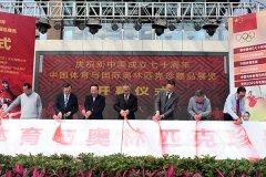 带球运球训练器则是看到了宣传海报后