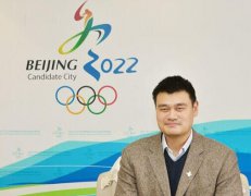校园足球训练教学有些人则是帮助候选城市站脚助威的申奥形象大使